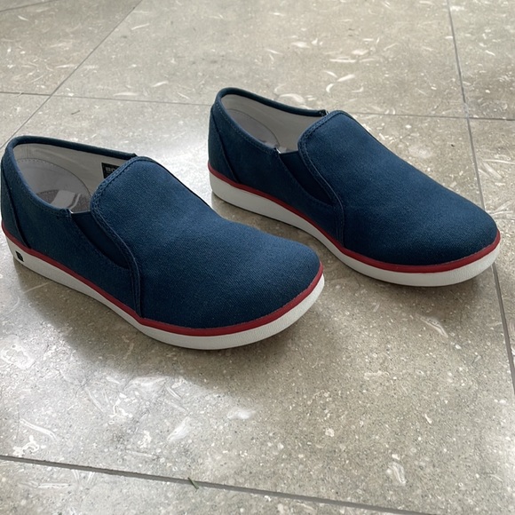 Boys Bogs Navy Canvas Slip On  Malibu Sneaker - New in box Size Youth 6 - Picture 8 of 10